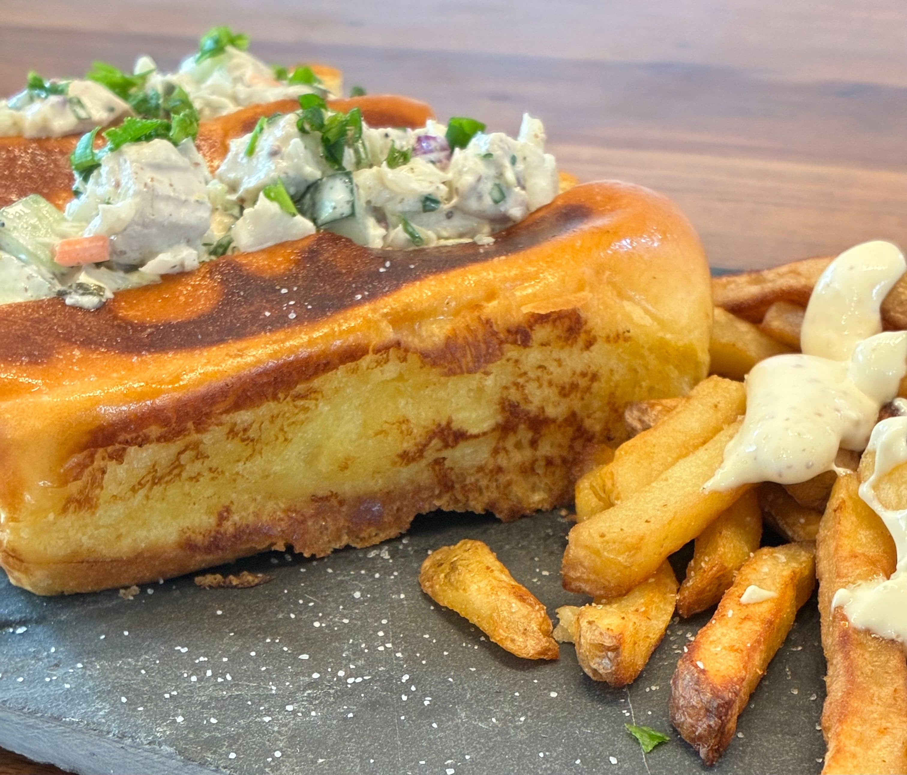 Guédille de perdrix sur pain brioché doré au beurre, salade de chou et livèche, frites au gras de canard et aïoli moutarde sauvage.