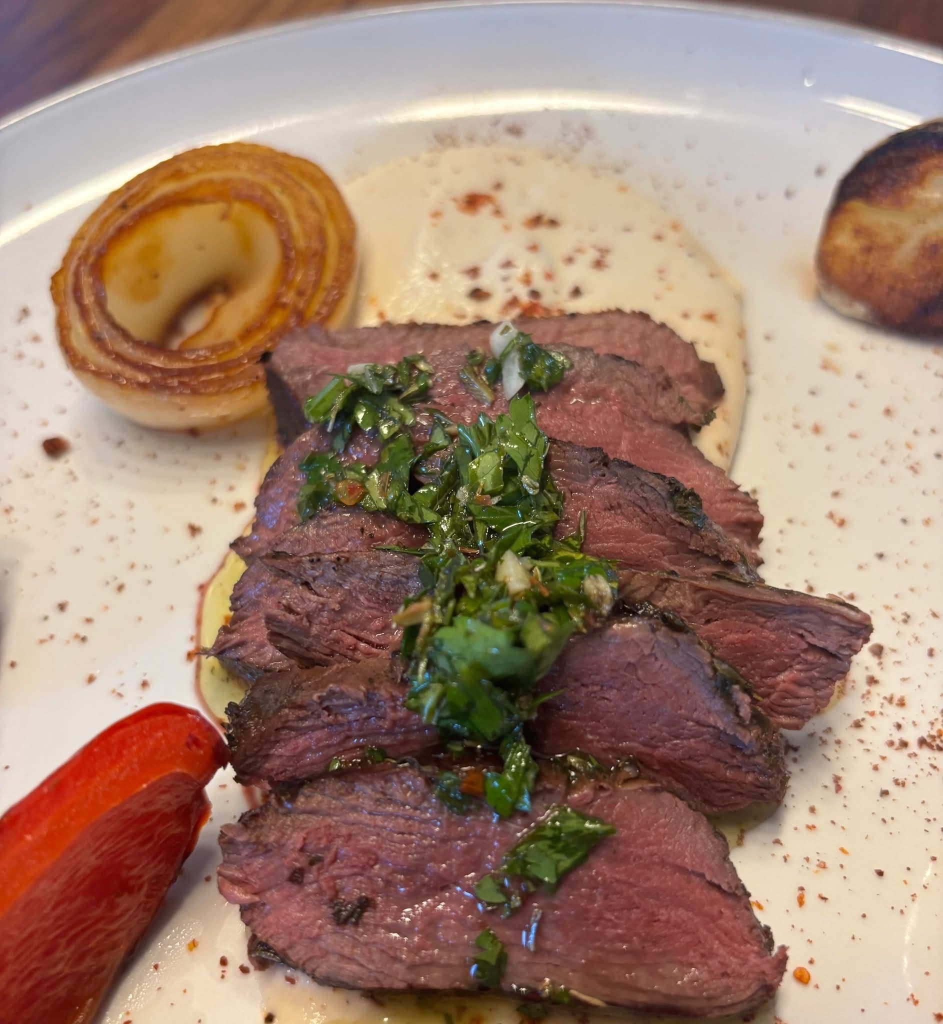 Poitrine de canard sauvage tranchée et rosée, nappée de chimichurri, sur une crème de baba ganoush avec légumes grillés